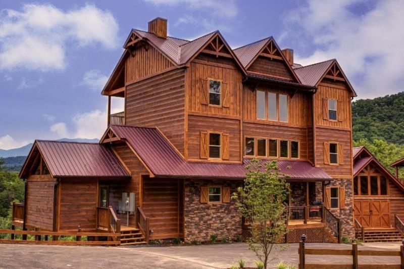 Nine-Bedroom House image 3