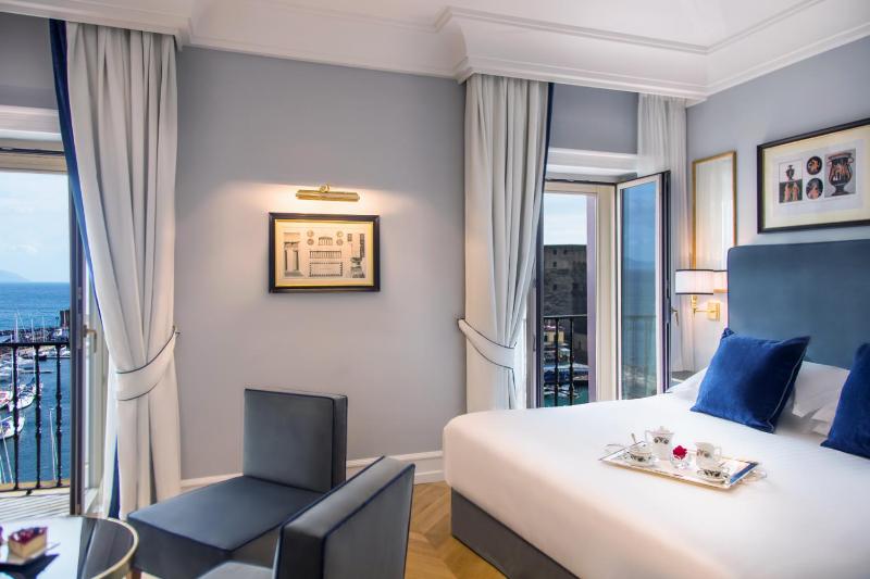 Double Room with Sea View image 4