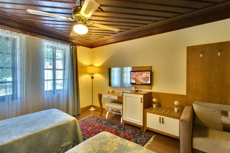 Standard Double or Twin Room image 4