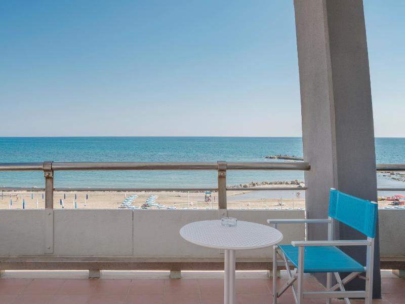 Comfort Triple Room with Sea View image 2