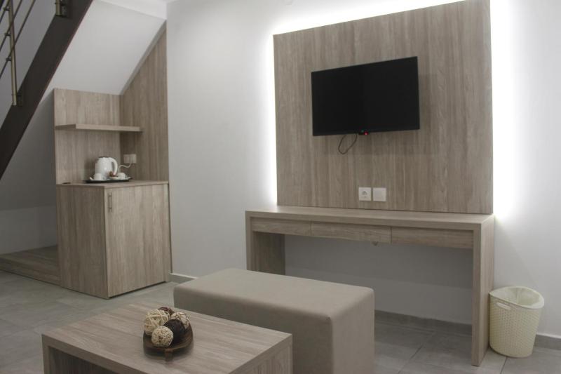Deluxe Double Room (2 Adults + 1 Child) image 4