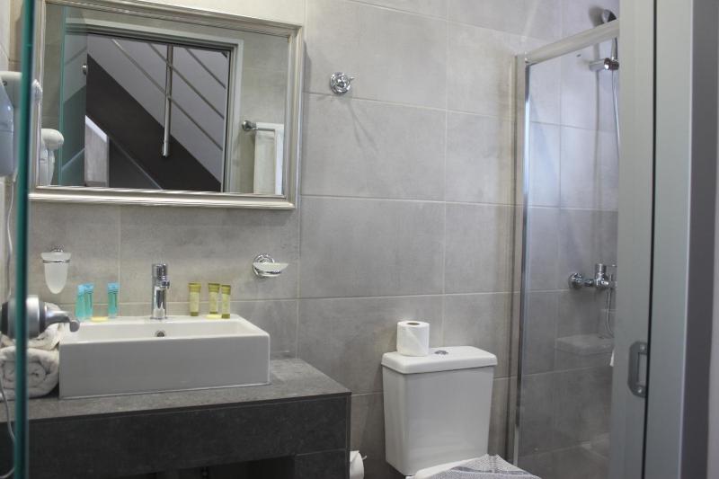 Deluxe Double Room (2 Adults + 1 Child) image 3