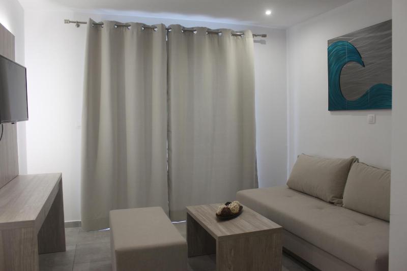 Deluxe Double Room (2 Adults + 1 Child) image 2