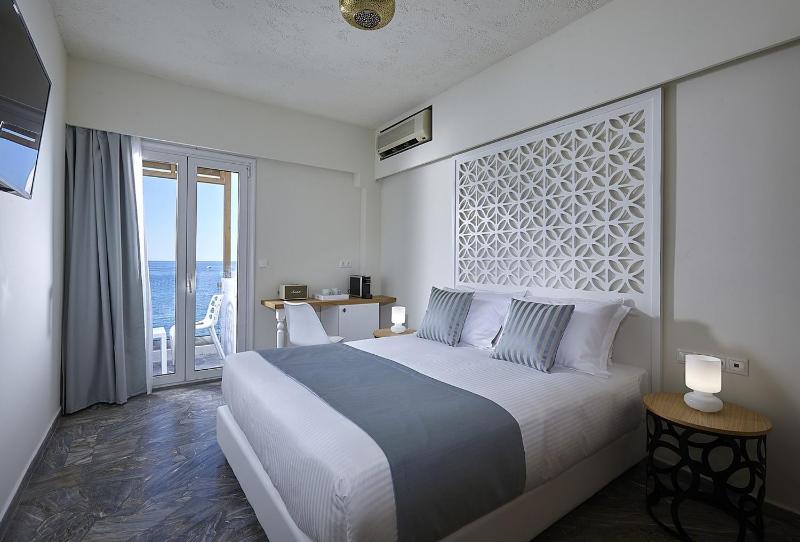 Superior Double Room with Sea View image 4