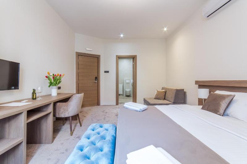 Superior Triple Room image 2