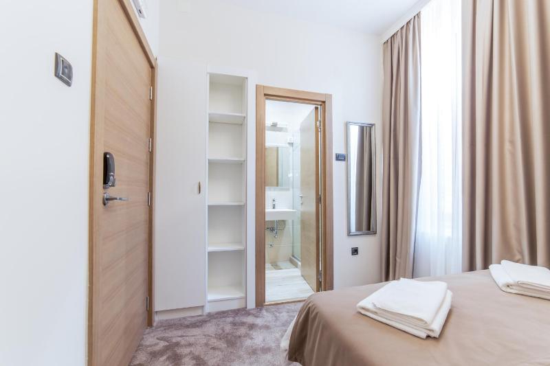 Economy Double Room image 3