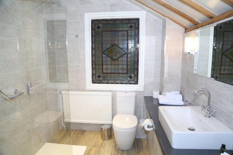 Twin Room with Shower image 3