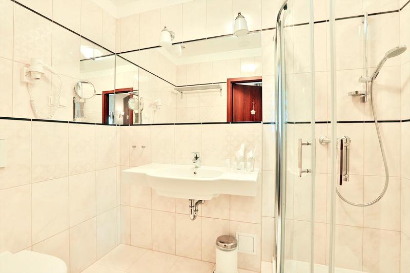 Double or Twin Room image 4