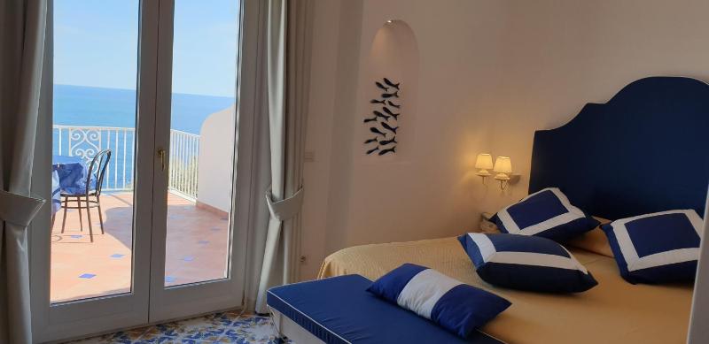 Superior Triple Room with Balcony and Sea View image 1