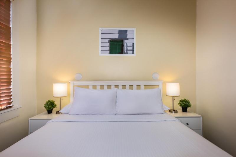 Queen Room image 2