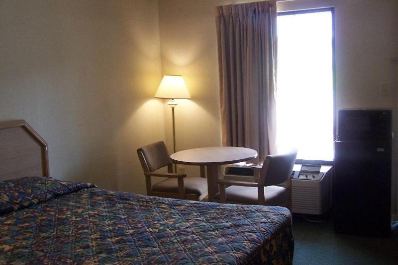 Standard Queen Room with Two Queen Beds image 2