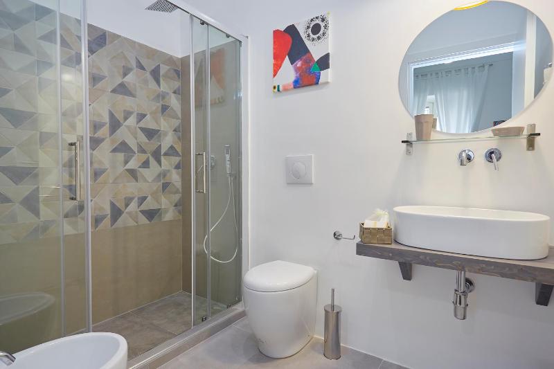 Double Room image 3