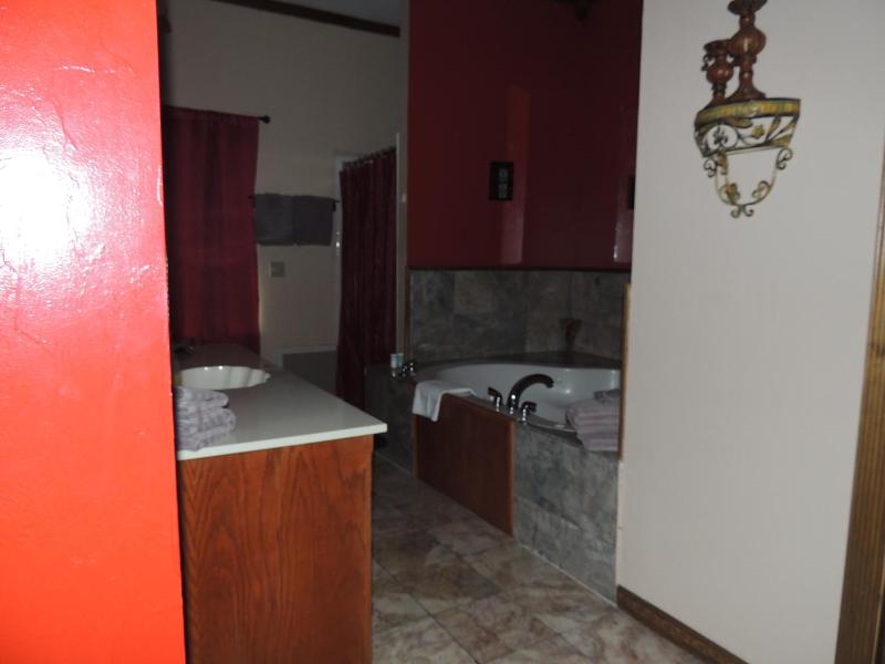 Deluxe King Suite image 3