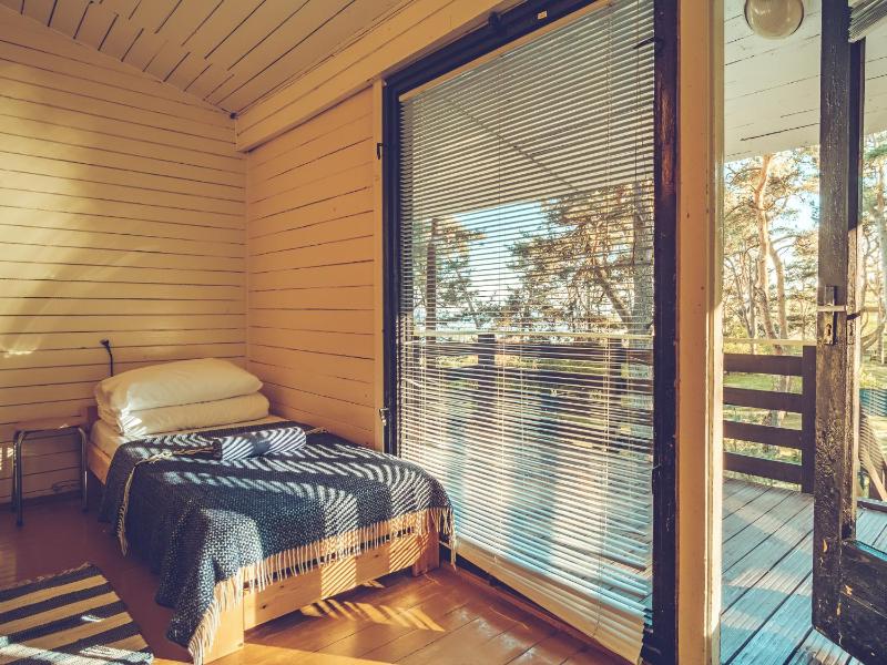 Single Room with Shared Bathroom image 4