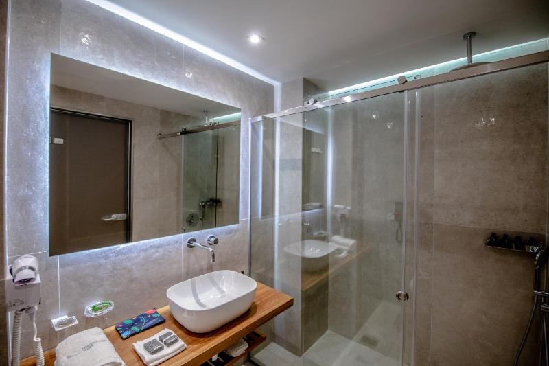 Deluxe Double or Twin Room with Sea View image 3