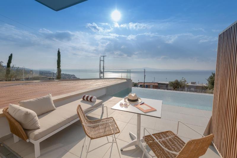 Deluxe Double or Twin Room with Sea View image 4