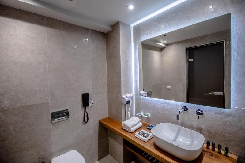 Deluxe Double or Twin Room with Sea View image 2