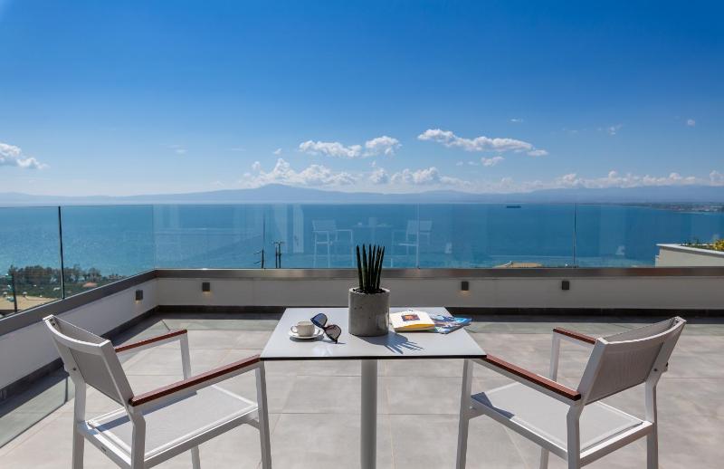 Superior Triple Room with Sea View image 2