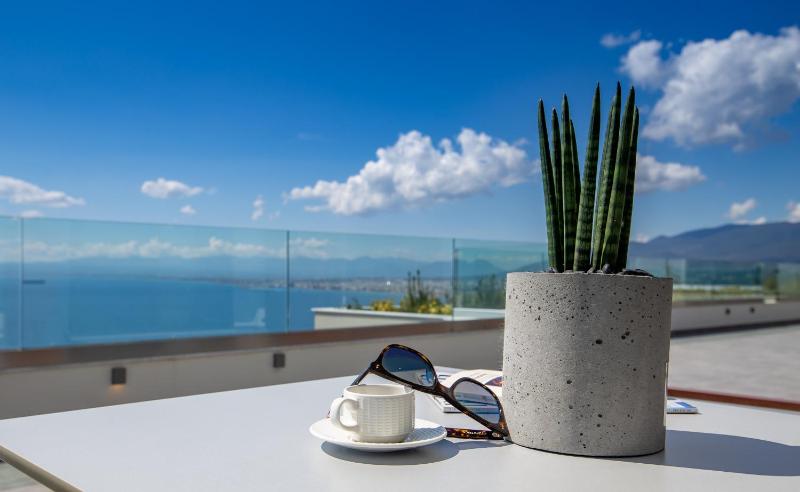 Superior Triple Room with Sea View image 3