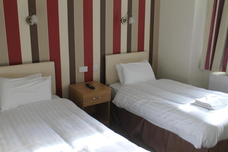 Twin Room image 2