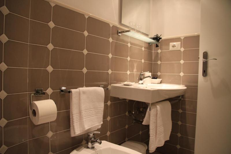 Large Double or Twin Room image 4