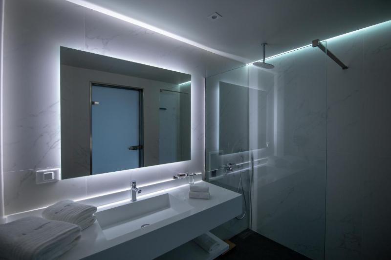 Superior Triple Room with Sea View image 4