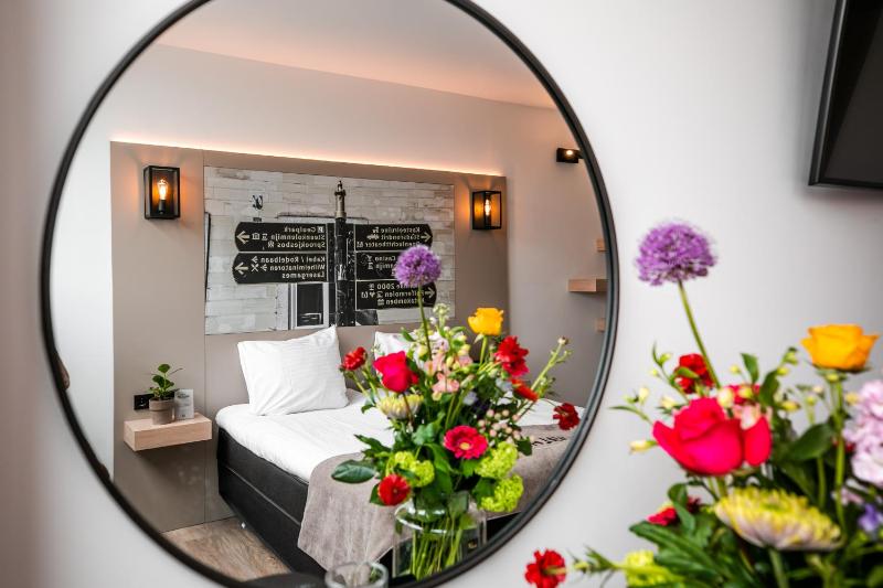 Superior Twin Room image 3