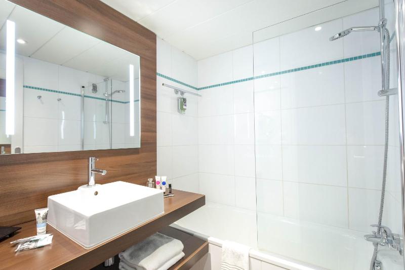 Privilege room with one double bed and balcony image 3