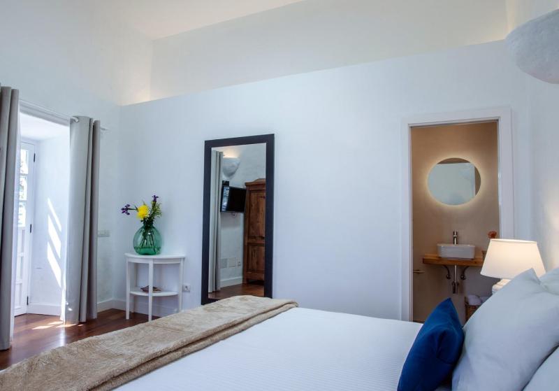 Superior King Room image 3