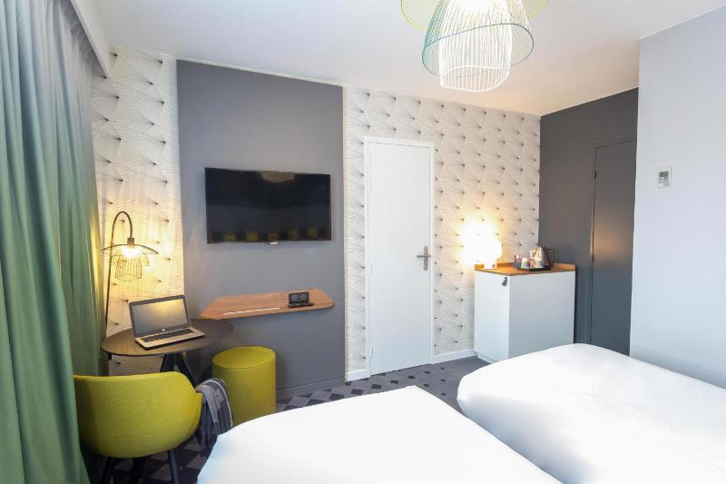 Standard Twin Room image 4