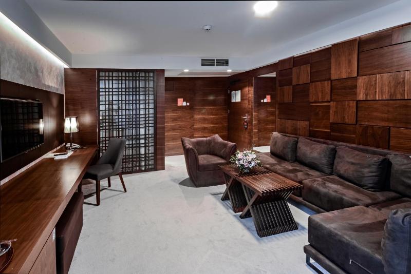 Deluxe Suite image 4