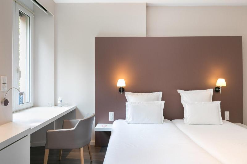 Superior Twin Room image 3