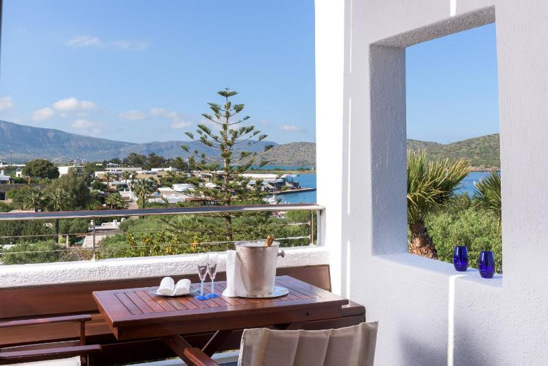 Luxury Hotel / Bungalow Suite Sea View image 4