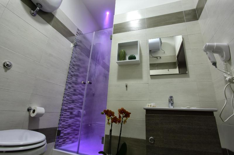 Classic Quadruple Room image 3