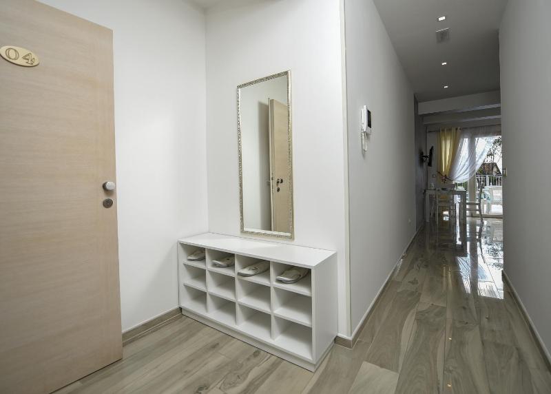 One-Bedroom Apartment with Pool View image 2