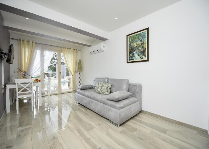 One-Bedroom Apartment with Pool View image 3