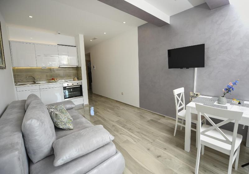 One-Bedroom Apartment with Pool View image 4