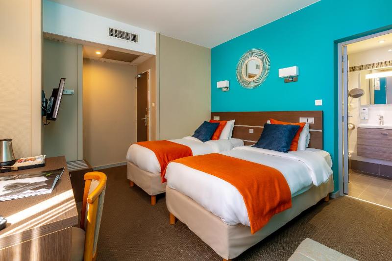 Twin Room image 4