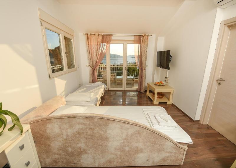 Three-Bedroom Apartment with Sea View image 4