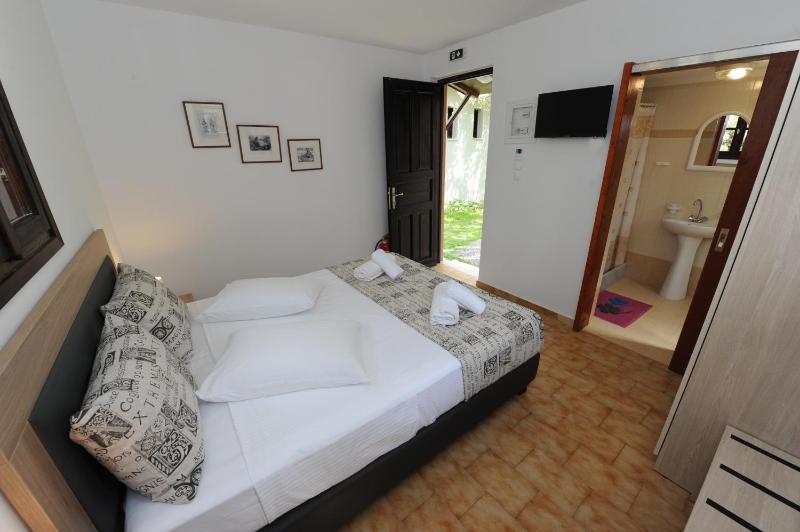 Standard Double Room image 4