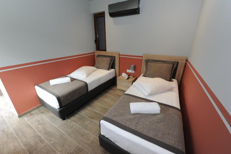 Deluxe Twin Room image 4