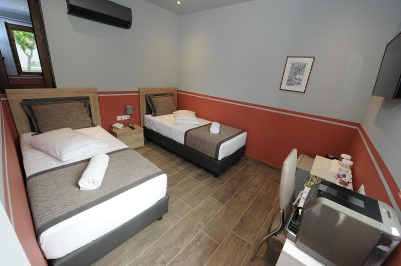 Deluxe Twin Room image 1