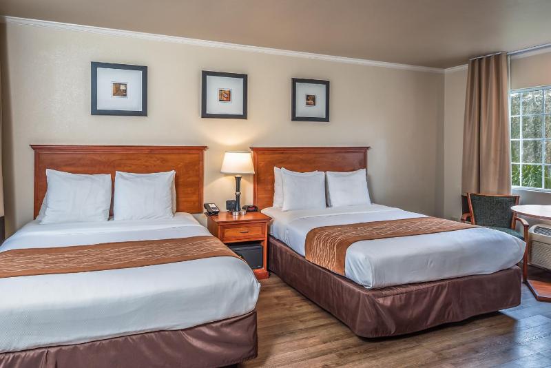 Standard Room with Two Queen Beds - Non Smoking image 3