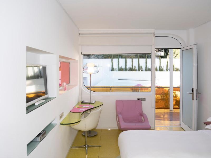 Pool Bungalow image 3
