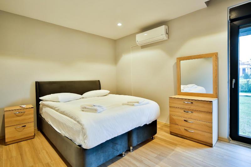 One-Bedroom Apartment image 4