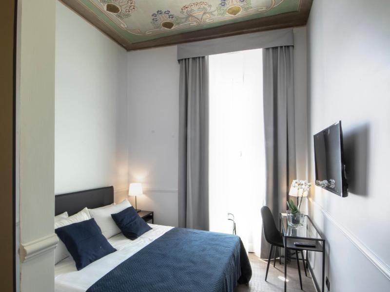 Deluxe Double Room image 2