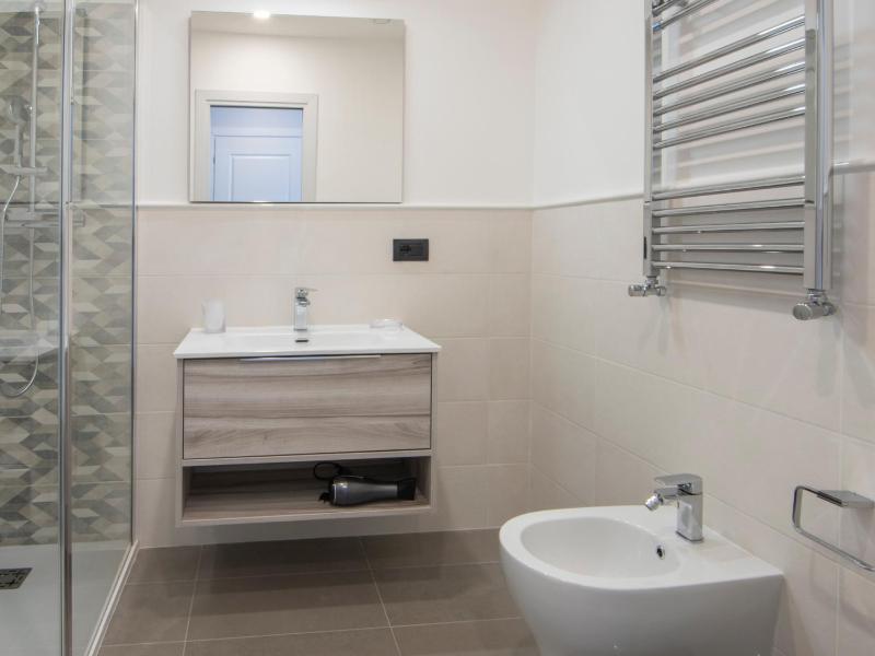 Deluxe Double Room with Bath image 2