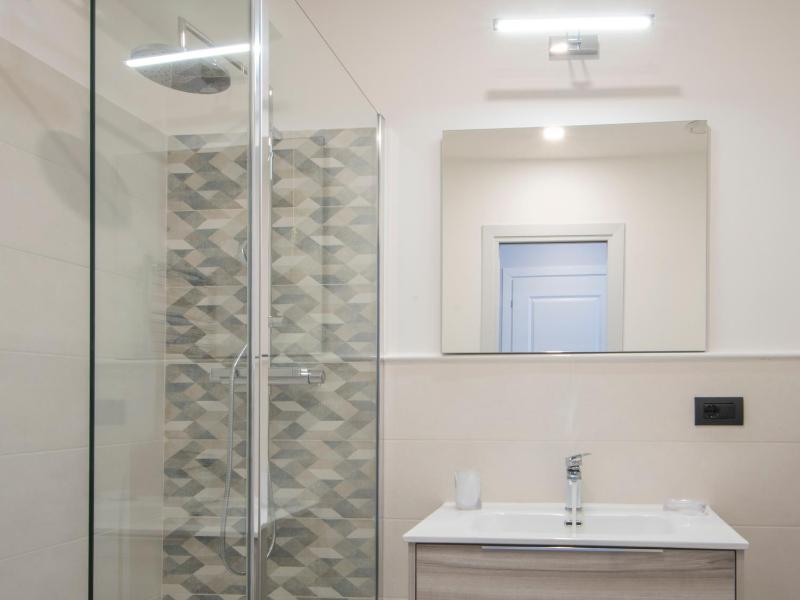 Deluxe Double Room with Bath image 3