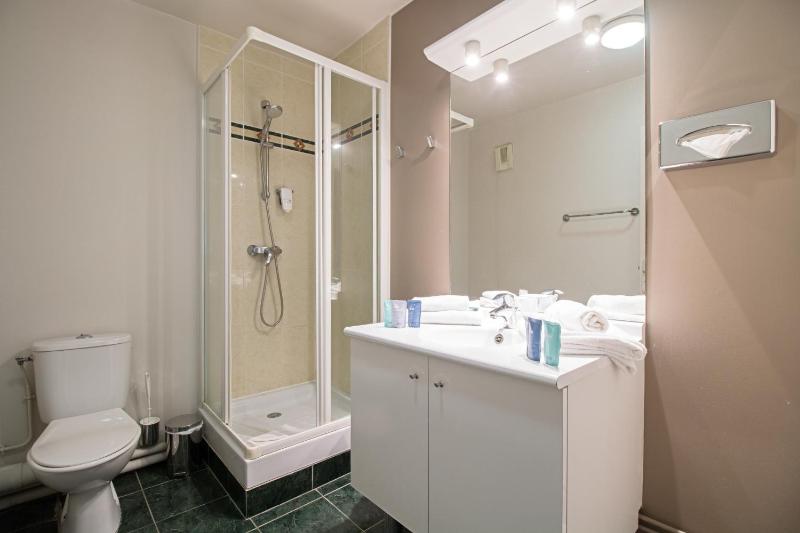 Superior One Bedroom Apartment image 2