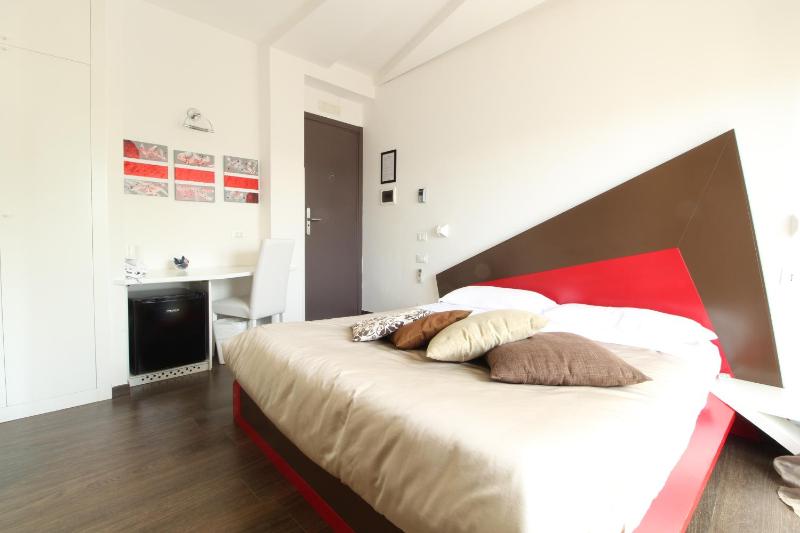 Double Room with Balcony image 4